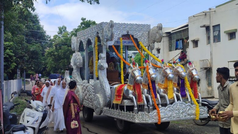 ઉમરગામમાં જૈન સમાજના ત્રણેય સંઘ દ્વારા ભવ્ય રથયાત્રા સાથે ભગવાન મહાવીરને કરાવ્યા નગર દર્શન