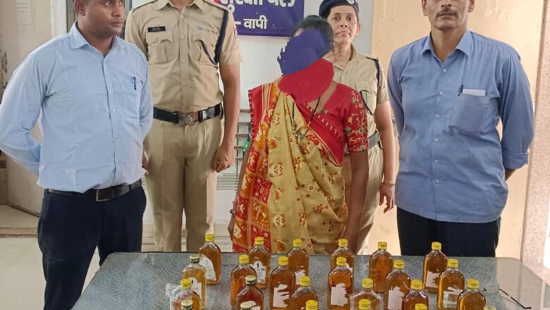 वापी रेलवे पुलिसने शराब तस्करो पे कसा शिकंजा। शराब तस्करी करने वाली महिलाओं समेत 107 आरोपियों के पास से 2,01,472/- रूपये की शराब जप्त की।